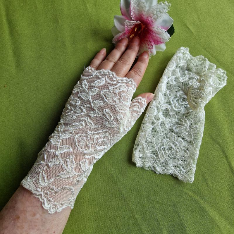 ESKÜVŐ KTY78 - 18cm-es egy ujjas ekrü csipke kesztyű
