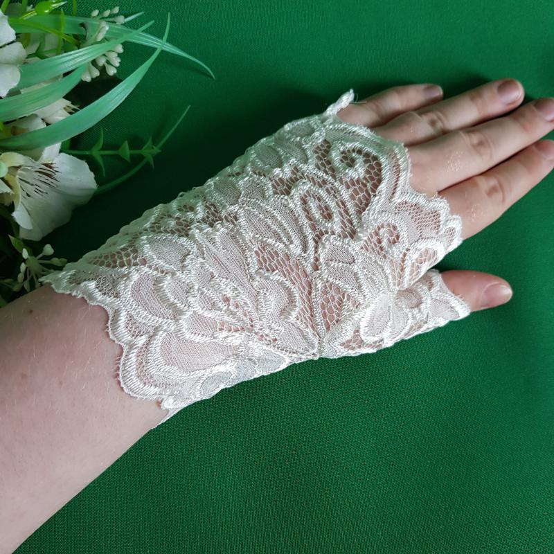 ESKÜVŐ KTY76 - 16cm-es egy ujjas ekrü virág mintás csipke kesztyű