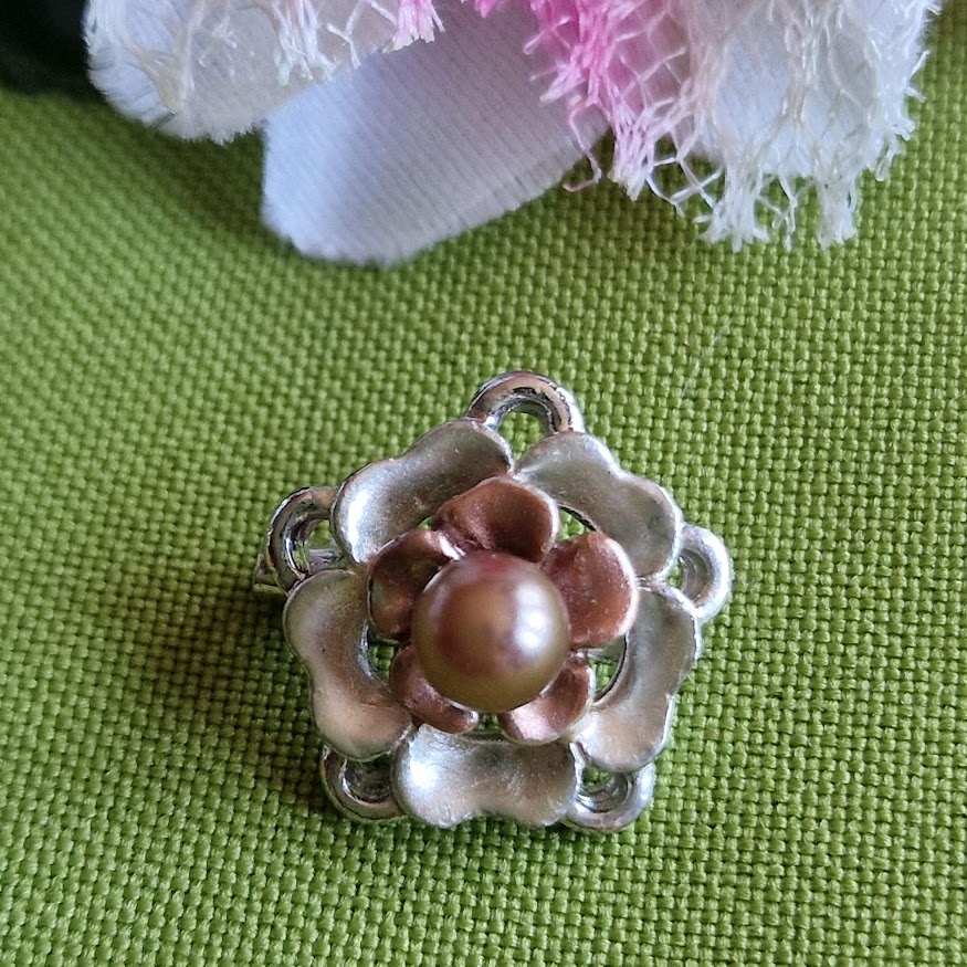 Kitűző bross BRO375 - Mini gyöngyös virág melltű 19mm