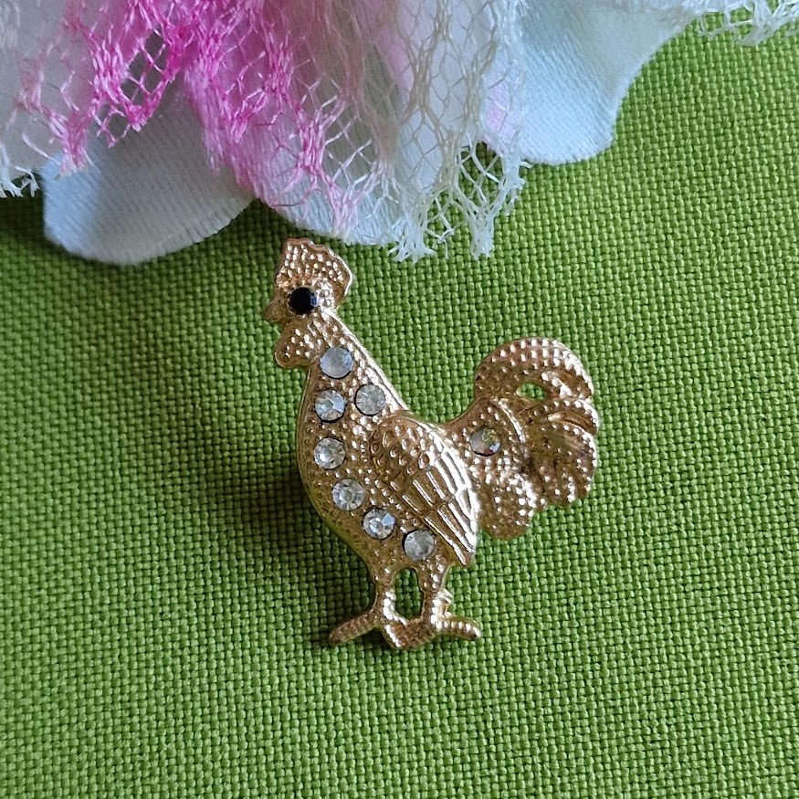 Kitűző bross BRO382 - Strasszos kakas melltű 23x28mm