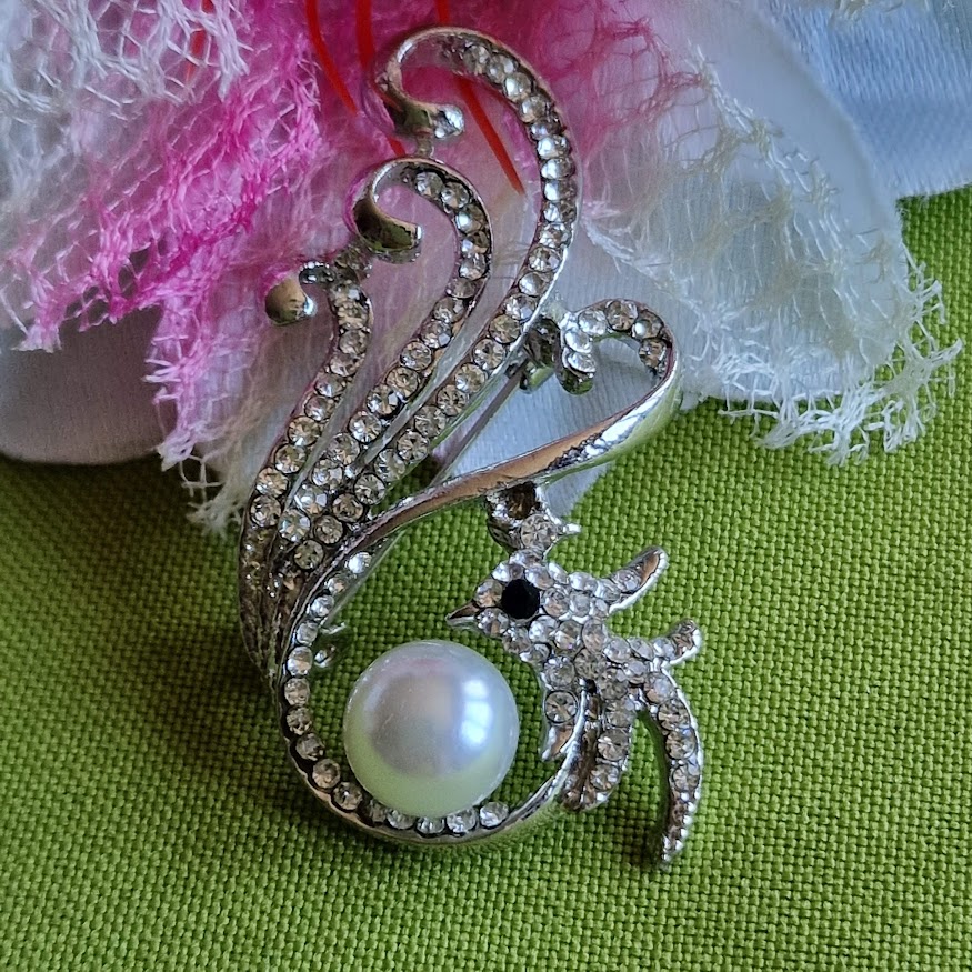 Kitűző bross BRO380 - Strasszos kakadu melltű 30x52mm