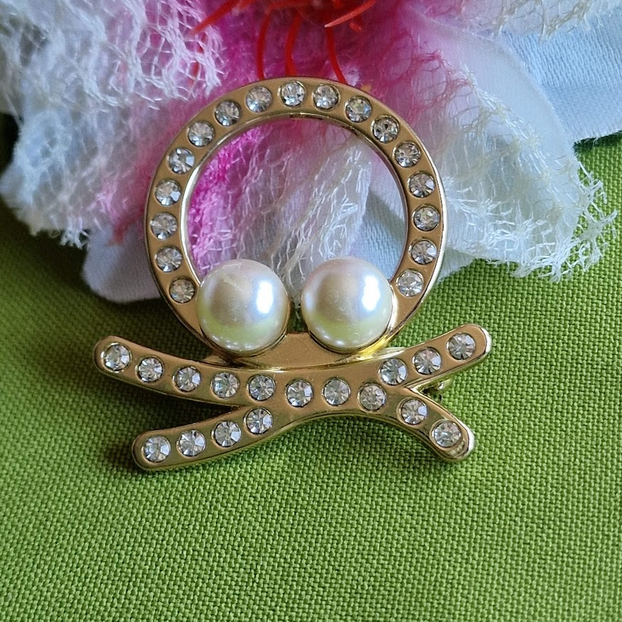 Kitűző bross BRO381 - Kör alakú strasszos gyöngyös melltű 45x45mm