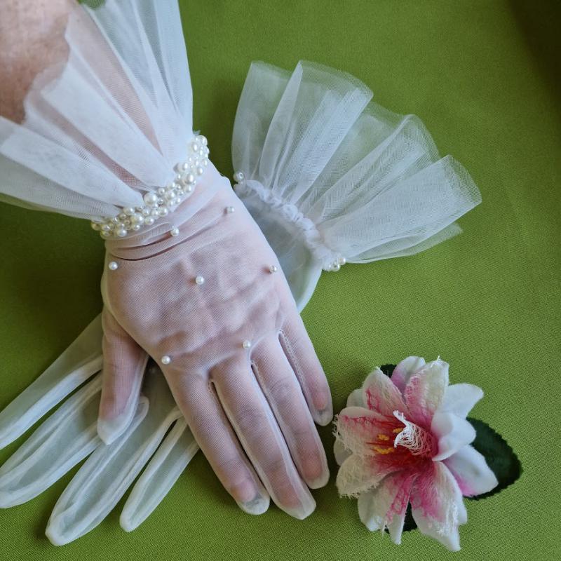 ESKÜVŐ KTY100 - 28cm-es fehér színű gyöngyös hagyományos ujjú kesztyű