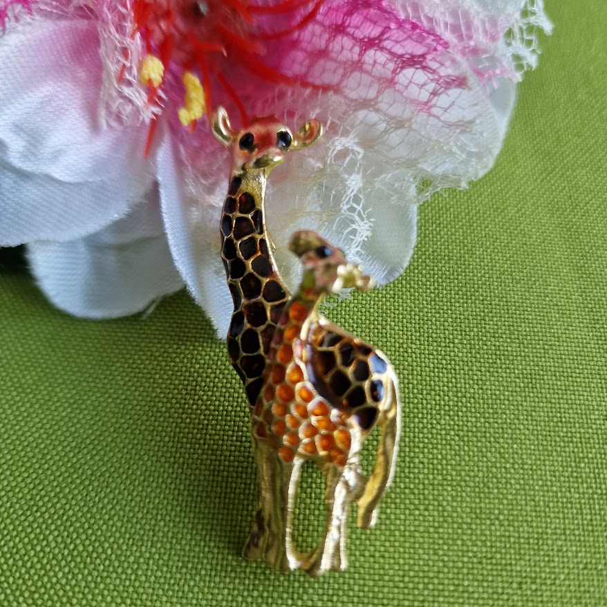 Kitűző bross BRO385 - Tűzzománcos zsiráf kcsinyével 23x52mm