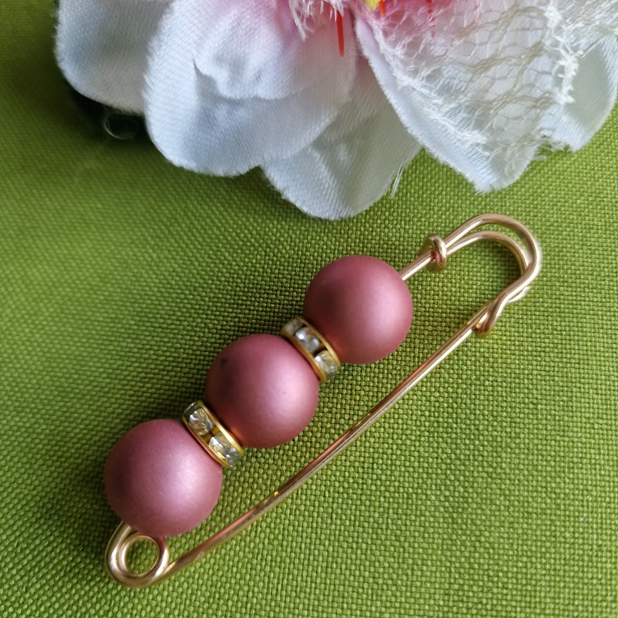 Kitűző bross BRO386A - Gyöngyös melltű 15x58mm - púder