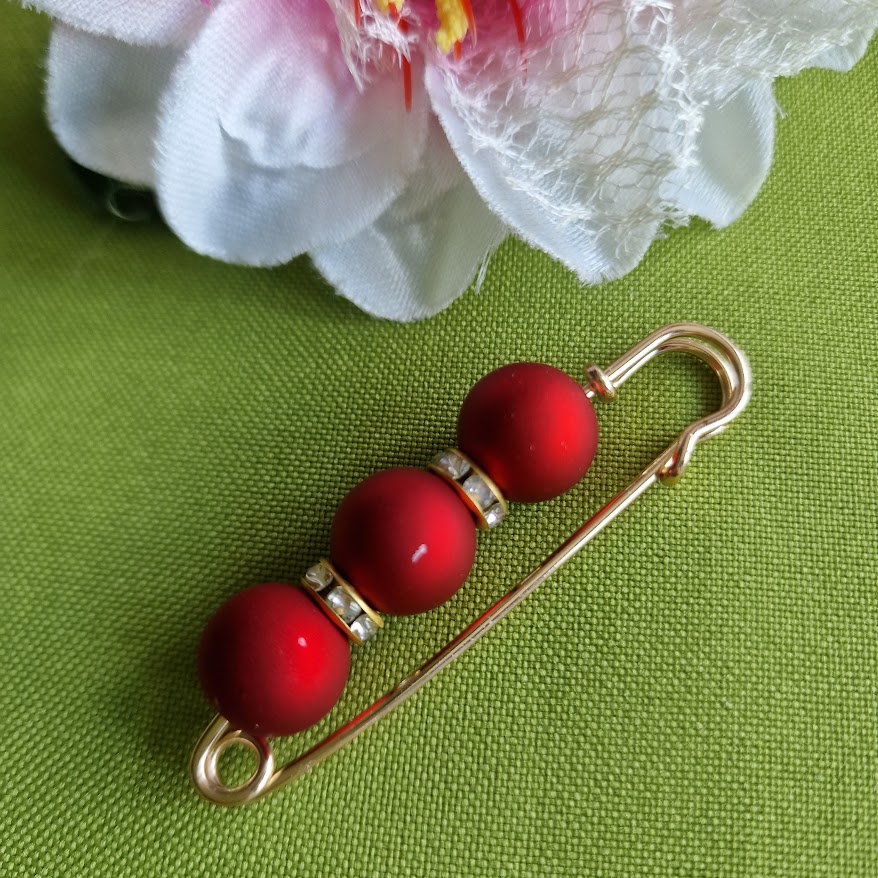 Kitűző bross BRO386B - Gyöngyös melltű 15x58mm - piros