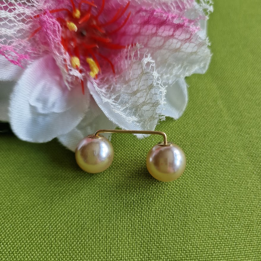 Kitűző bross BRO387A - Gyöngyös melltű 34x13mm - púder