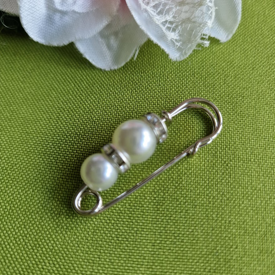 Kitűző bross BRO388A - Gyöngyös melltű 13x38mm - fehér