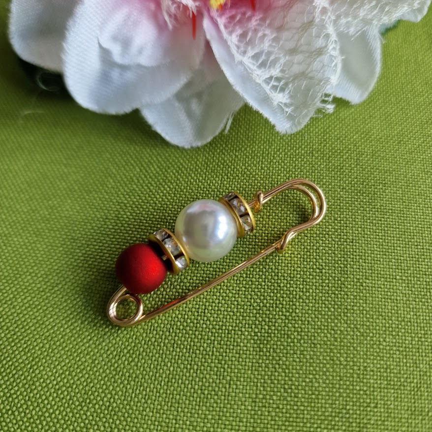 Kitűző bross BRO388B - Gyöngyös melltű 13x38mm - fehér és piros