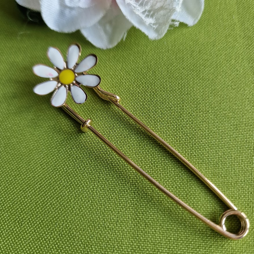 Kitűző bross BRO389 - Margaréta virágos biztosítótű 25x80mm