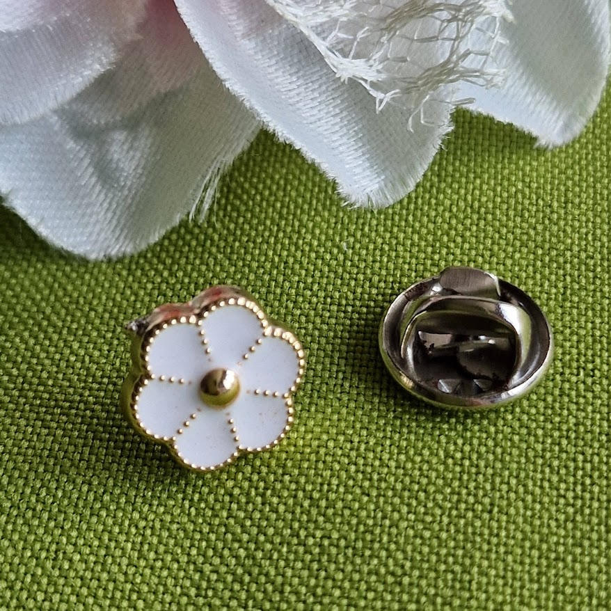 Kitűző bross BRO392 - Fehér zománcos margaráta gomb 12mm