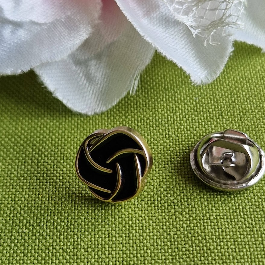 Kitűző bross BRO395 - Fekete zománcos fonatos gomb 12mm