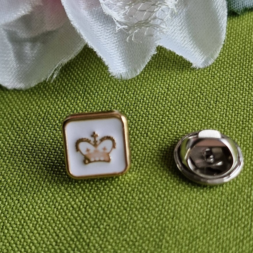 Kitűző bross BRO398 - Fehér zománcos korona mintás gomb 12x12mm