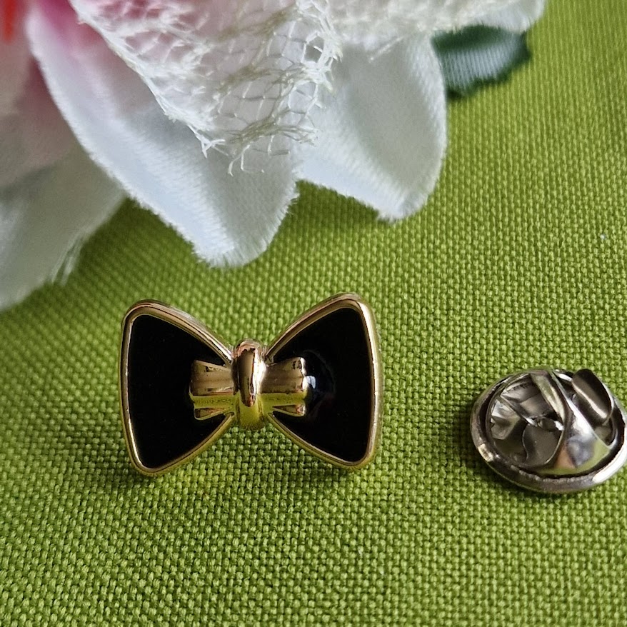 Kitűző bross BRO399 - Fekete zománcos masni mintás gomb 19x12mm