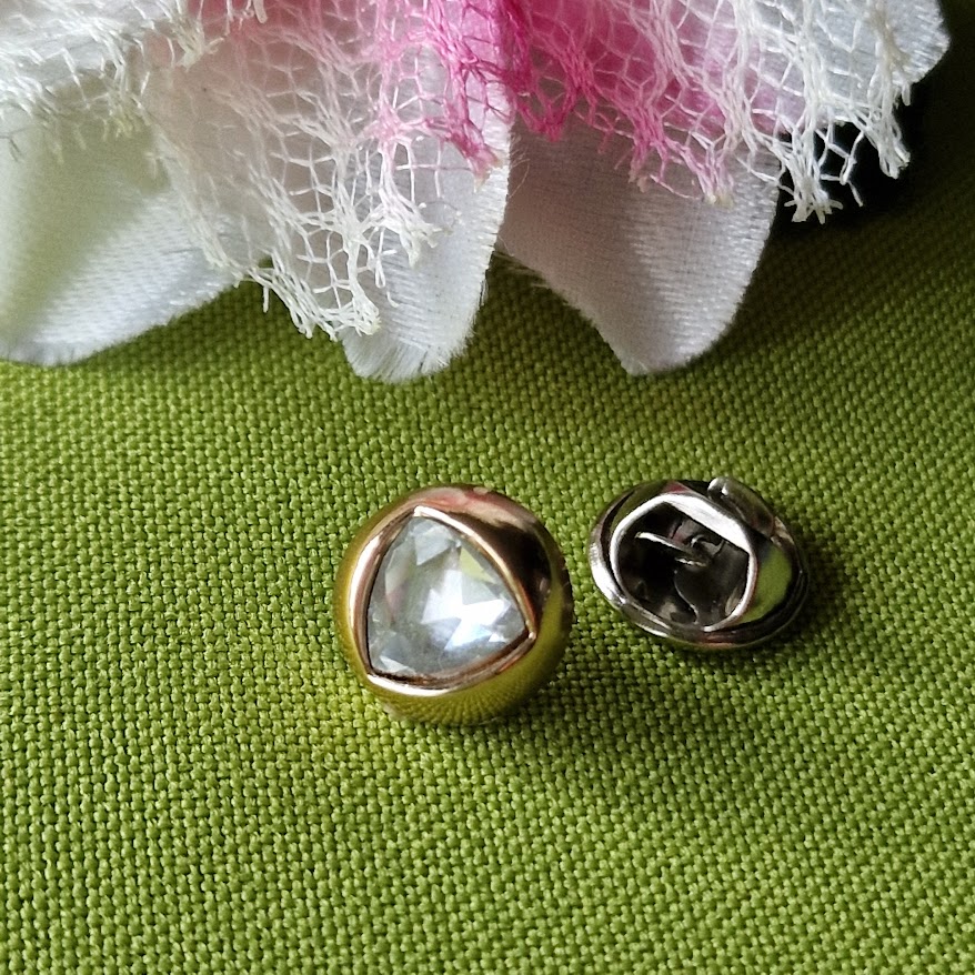 Kitűző bross BRO401 - Háronszöges köves gomb 12mm