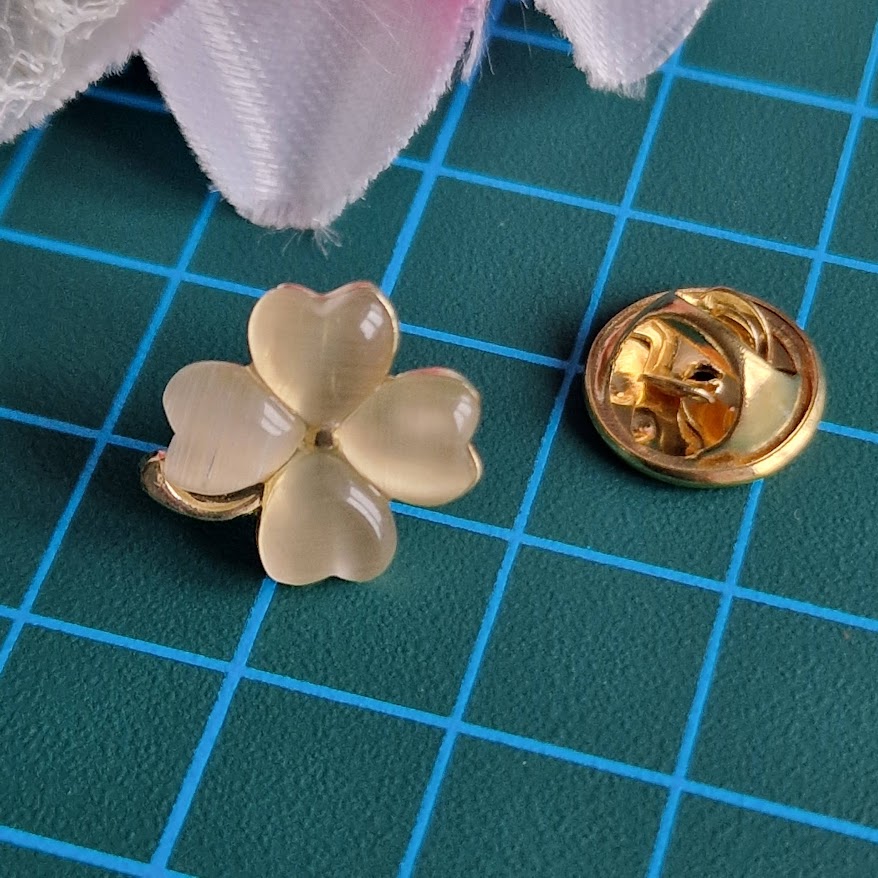 Kitűző bross BRO403 - Macskaszemes lóhere formájú gomb 13x13mm