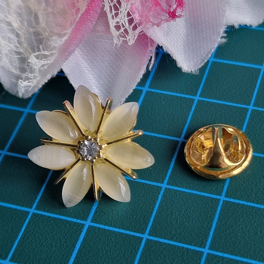 Kitűző bross BRO402 - Macskaszemes köves virág formájú gomb 20mm