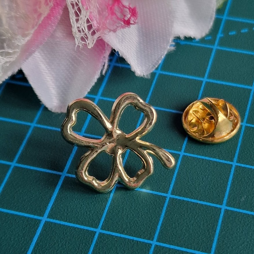 Kitűző bross BRO404 - Arany színű lóhere formájú gomb 18x23mm