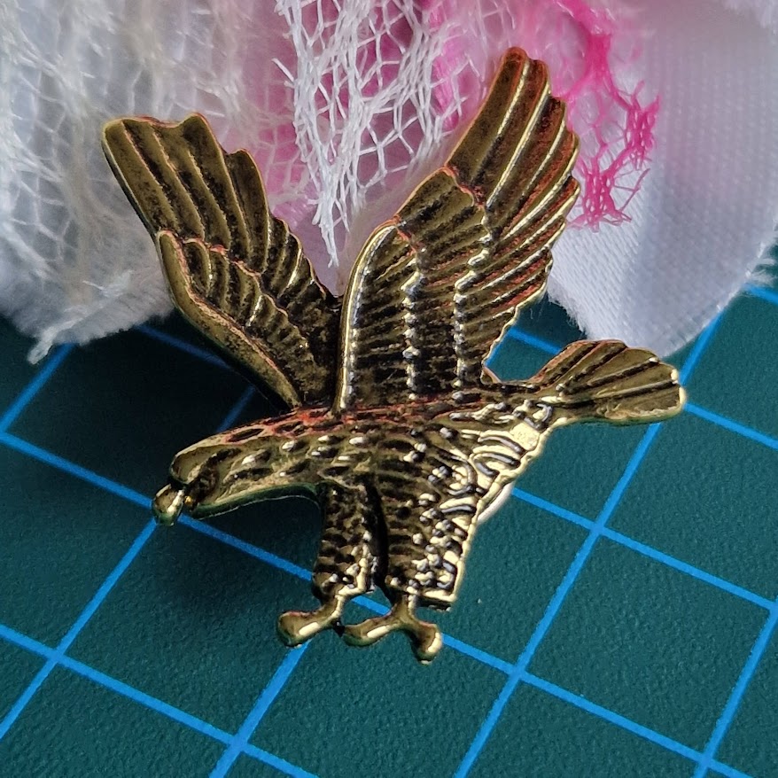 Kitűző bross BRO406 - Óarany színű  SAS formájú gomb 28x30mm