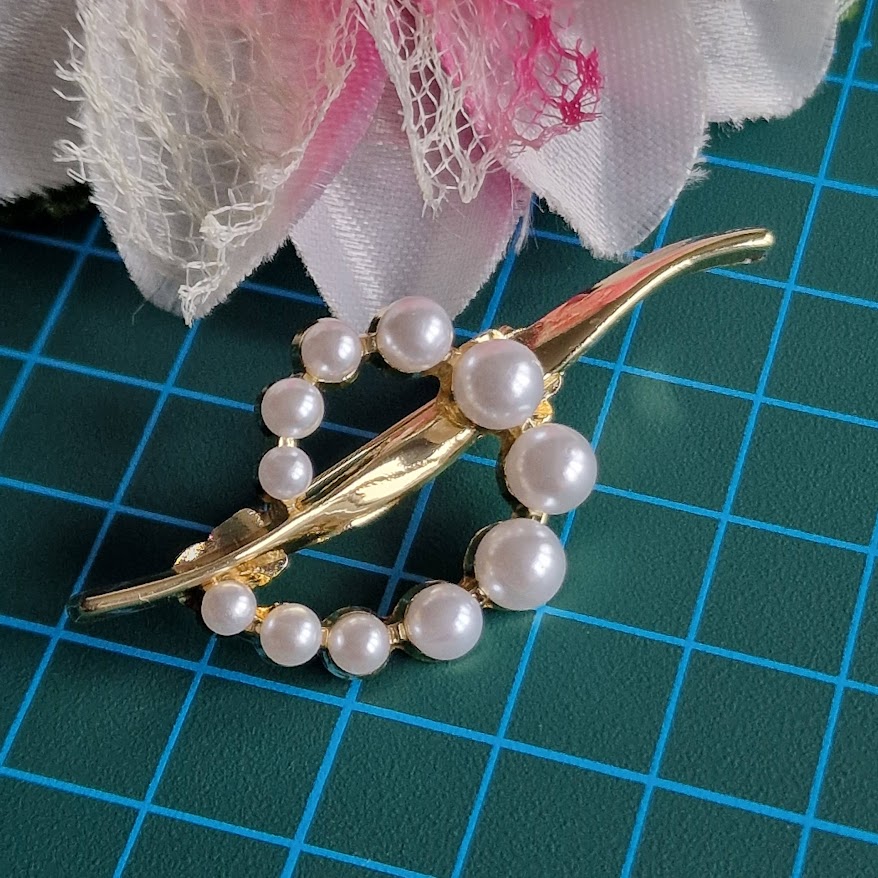 Kitűző bross BRO405 - Gyöngyös Violinkulcs 56x25mm