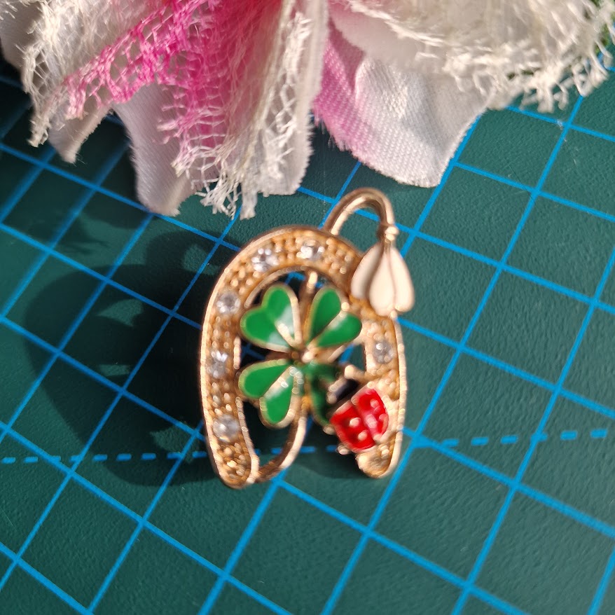 Kitűző bross BRO407 - Strasszköves zománcos patkó lóhere katica 35x20mm