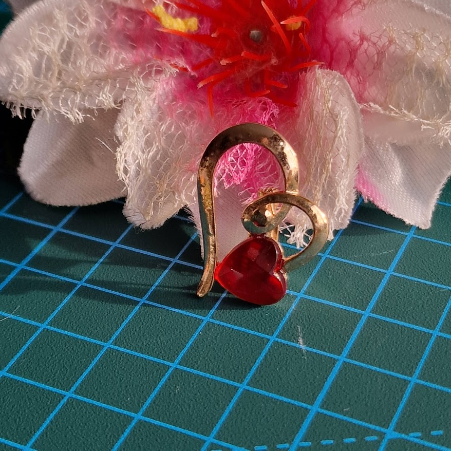 Kitűző bross BRO408 - Strasszköves arany színű szív 24x28mm