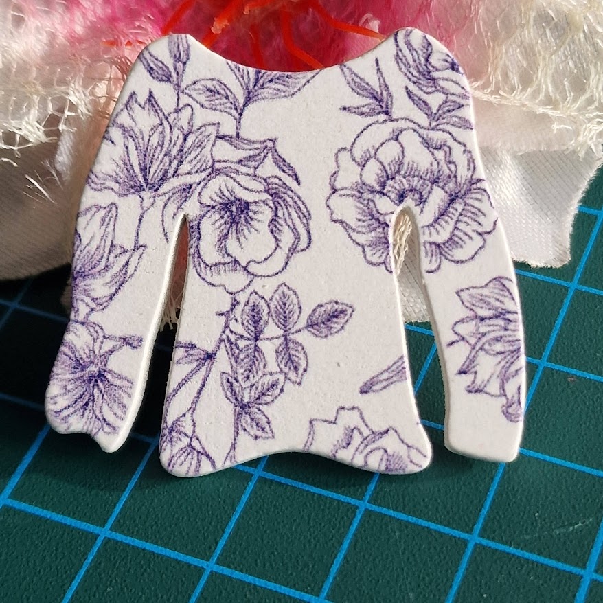 Kitűző bross BRO411 - Lila virágos blúz 46x44mm