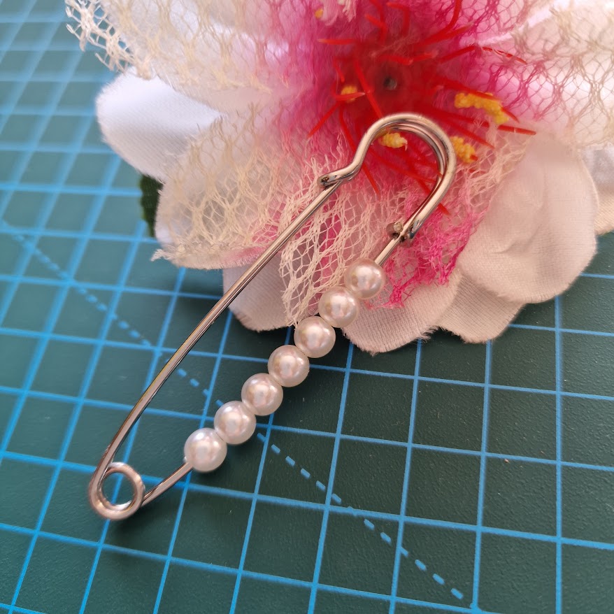 Kitűző bross BRO412 - Fehér gyöngyös melltű 18x72mm