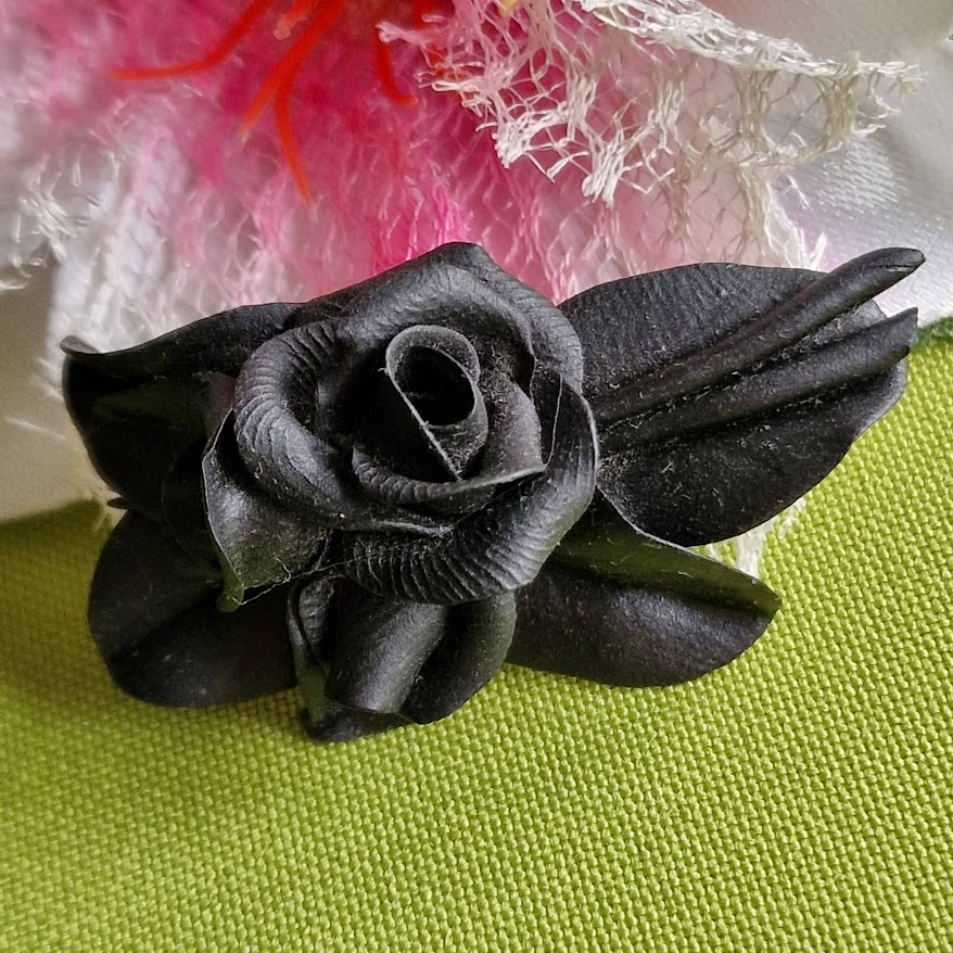 Kitűző bross BRO413 - Fekete rózsák levelek közt 50x26mm