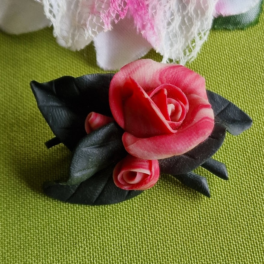 Kitűző bross BRO416 - Cirkás piros rózsák fekete levelek közt 54x33mm