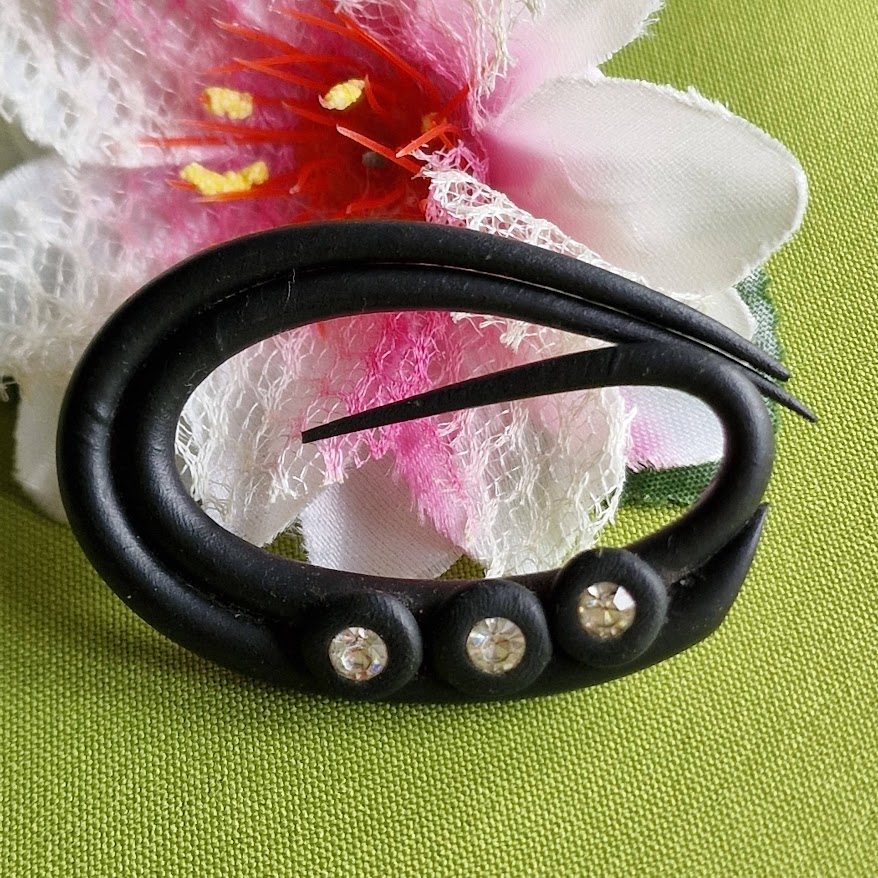 Kitűző bross BRO415 - Strasszköves fekete ovális alakú 66x43mm