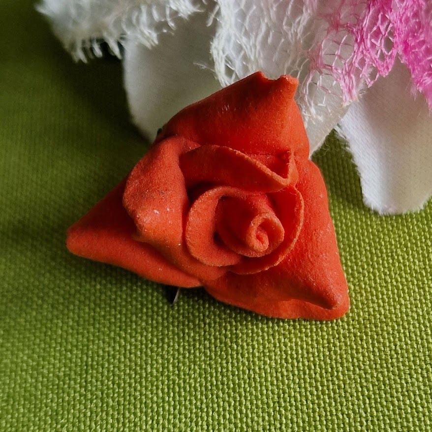 Kitűző bross BRO417 - Piros rózsa 30x28mm