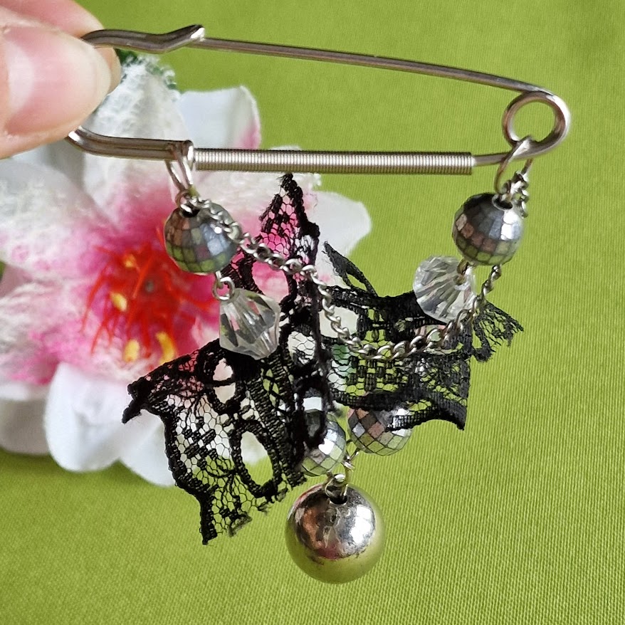 Kitűző bross BRO419 - Fekete csipkés gyöngyös biztosítótű 68x90mm