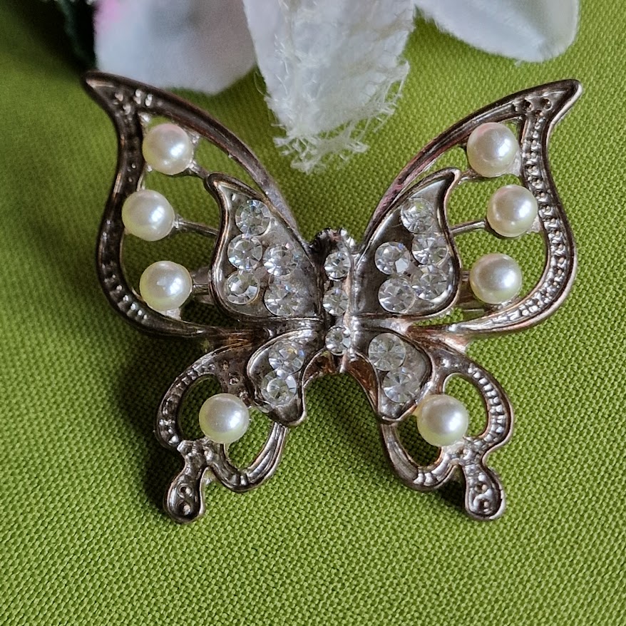 Kitűző bross BRO424 - Antik hatású ezüst színű strasszköves gyöngyös pillangó 55x48mm