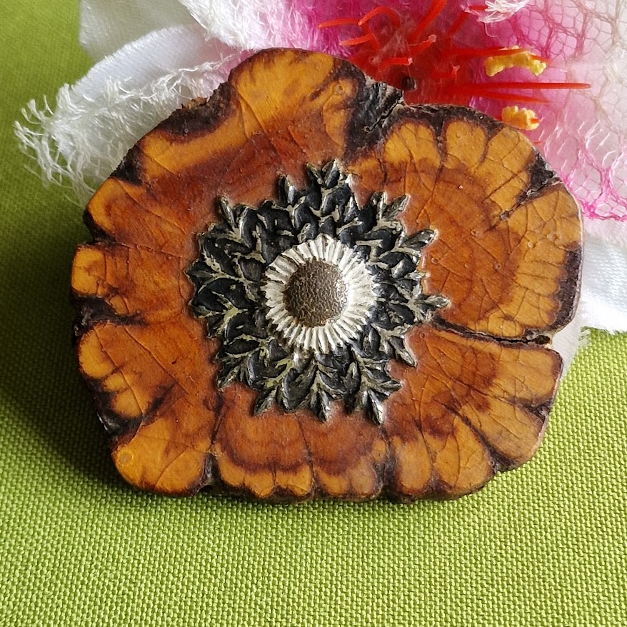 Kitűző bross BRO428 - Fából készült virág fém erezettel 58x53mm