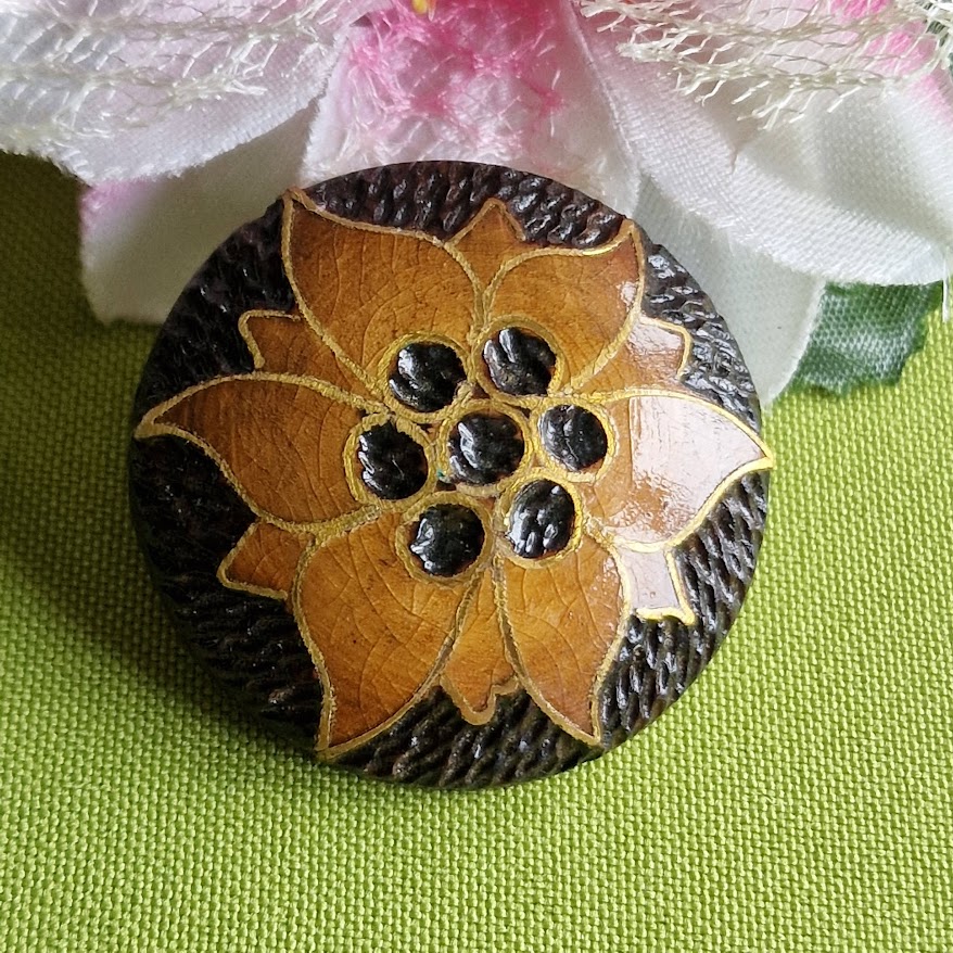 Kitűző bross BRO429 - Fából készült kerek napocska mintás 40mm