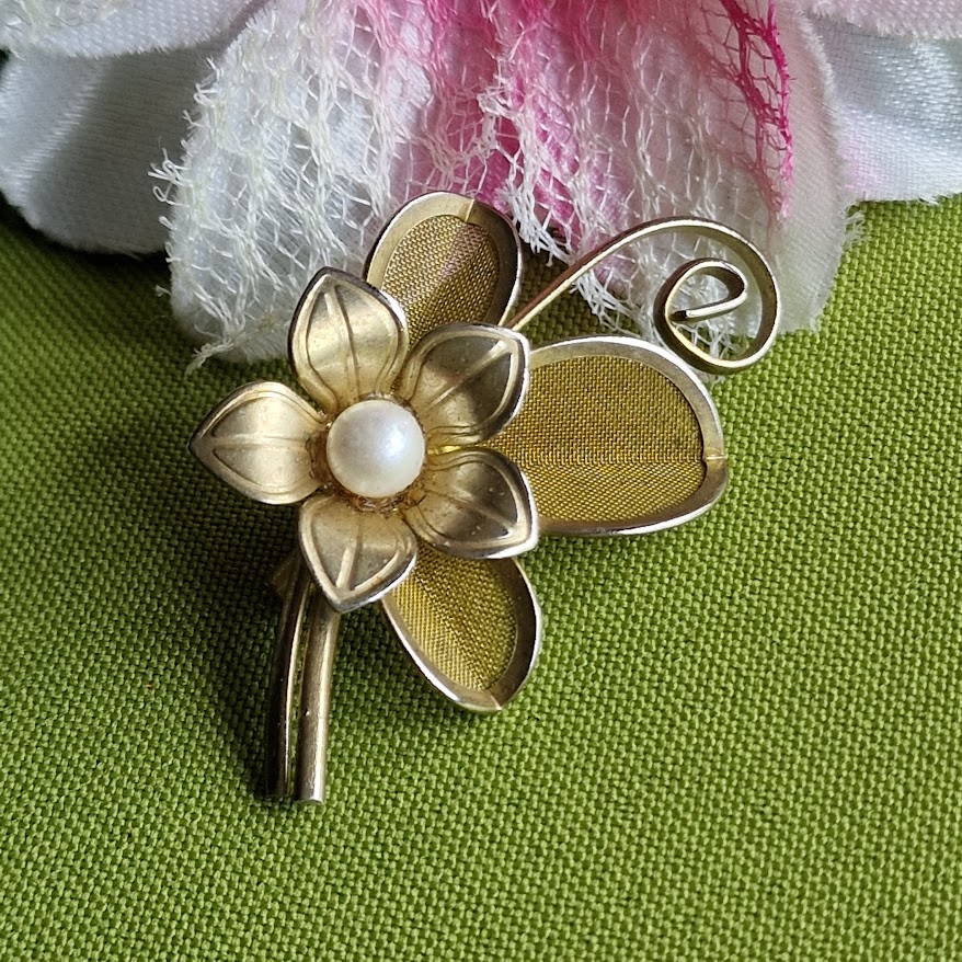 Kitűző bross BRO425 - Antik hatású arany gyöngyös virág 49x30mm