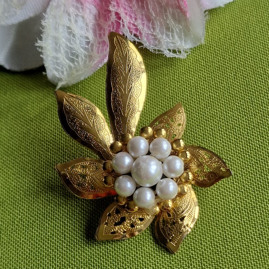 Kitűző bross BRO427 - Antik hatású arany leveles virág 45x58mm