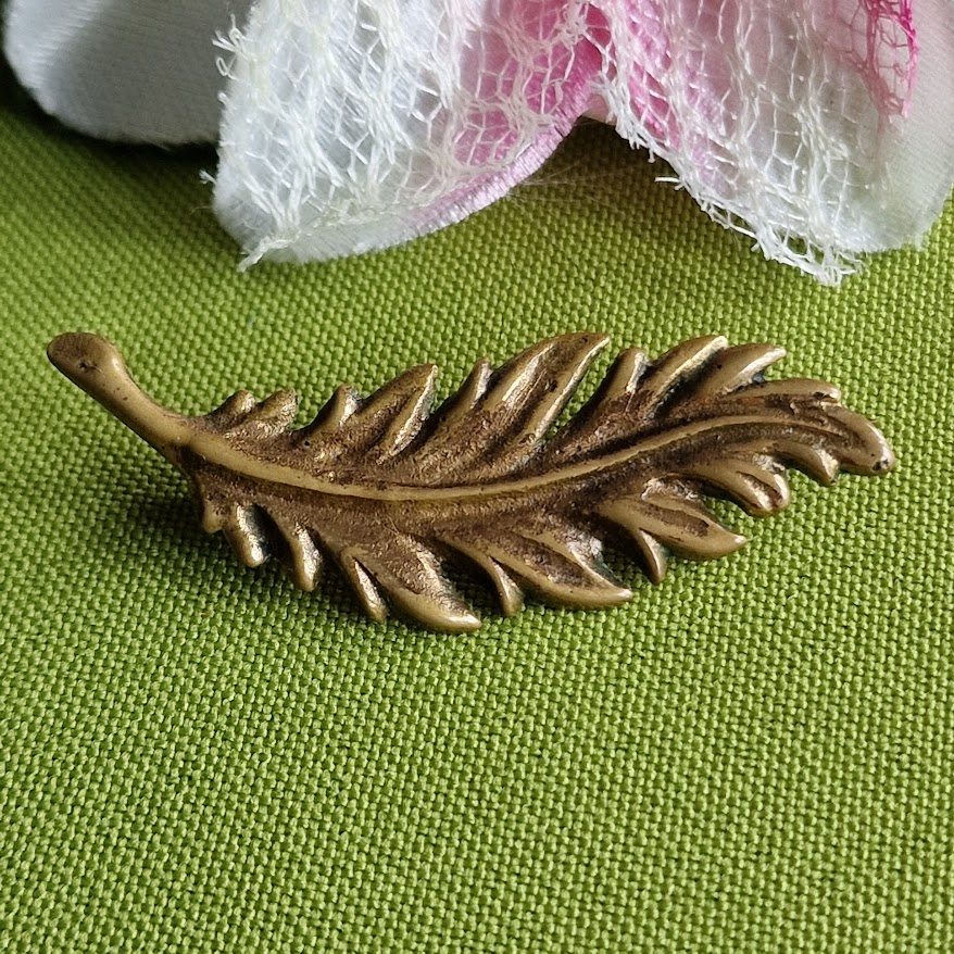 Kitűző bross BRO426 - Óarany színű réz levélke 50x22mm