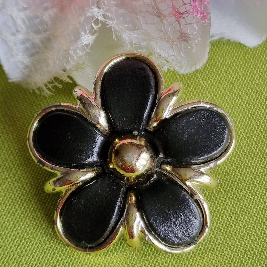 Kitűző bross BRO435 - Fekete szirmú virág 33mm