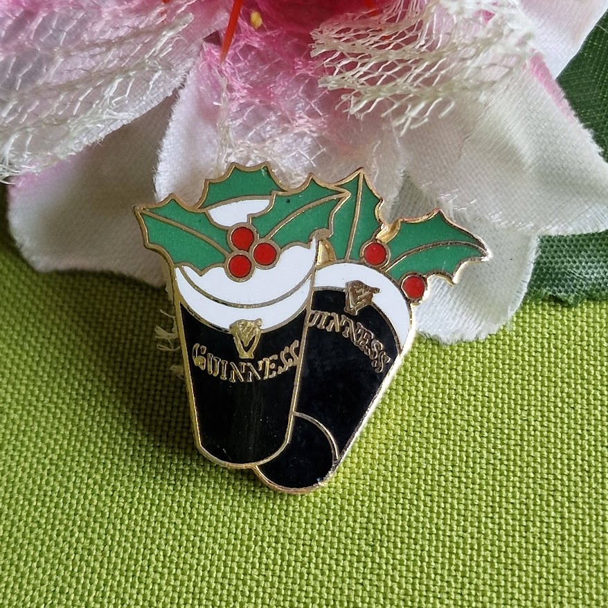 Kitűző bross BRO431 - Zománcos karácsonyi GUINNESS sörös poharak magyallal 33x29mm