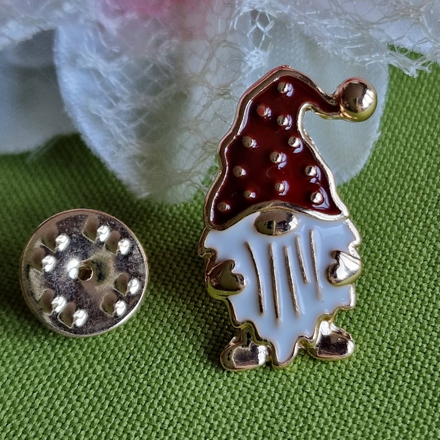 Kitűző bross BRO440 - Tűzzománcos karácsonyi manó 16x28mm