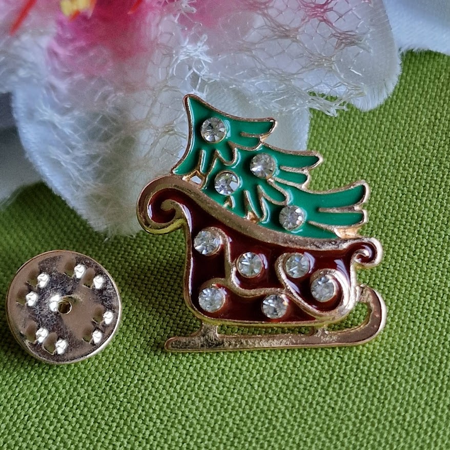 Kitűző bross BRO442 - Tűzzománcos szánkó karácsonyfával strasszkövekkel 18x29mm