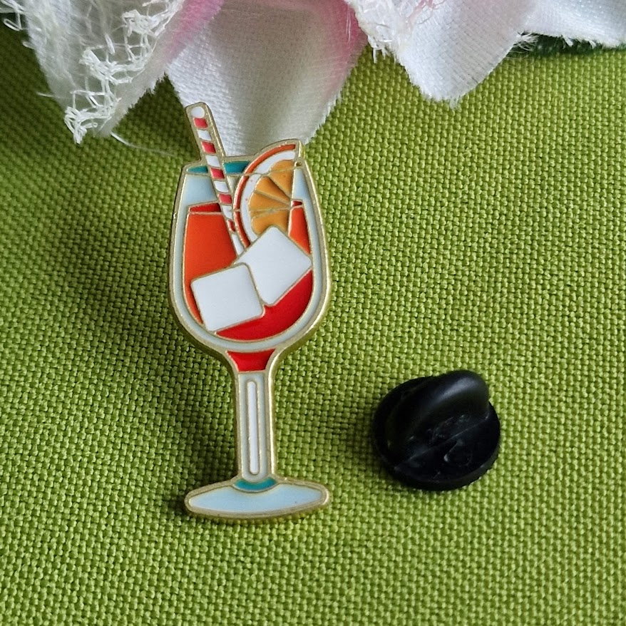 Kitűző bross BRO446 - Tűzzománcos Aperol Spritz koktélos pohár 34x14mm