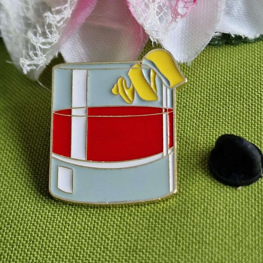 Kitűző bross BRO447 - Tűzzománcos Sazerac koktélos pohár 31x27mm