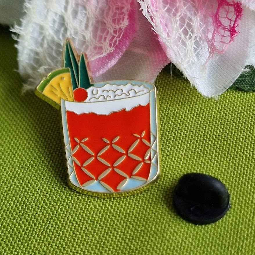 Kitűző bross BRO450 - Tűzzománcos Mai Tai koktélos pohár 34x24mm