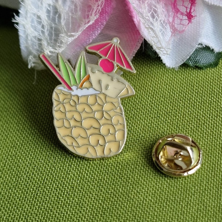 Kitűző bross BRO451 - Tűzzománcos Pina Colada koktélos pohár 31x24mm