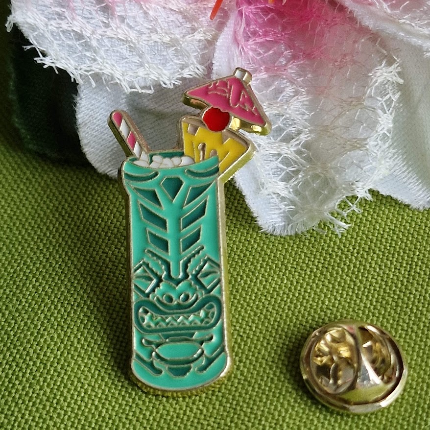 Kitűző bross BRO452 - Tűzzománcos Tiki koktélos pohár 38x19mm
