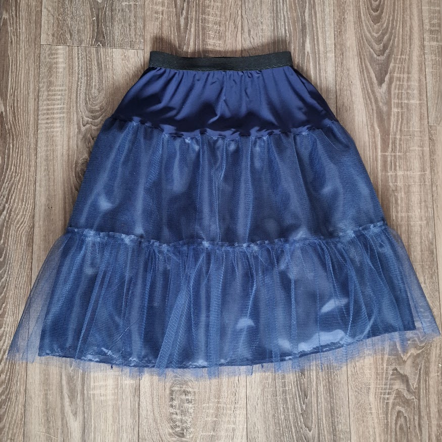 ESKÜVŐ ASZ49B – 2 meg 1 rétegű fodros sötétkék midi tüll alsószoknya béléses