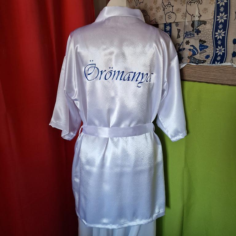 SZK53 - Örömanya feliratú hófehér Szatén köntös M-es - 42-es